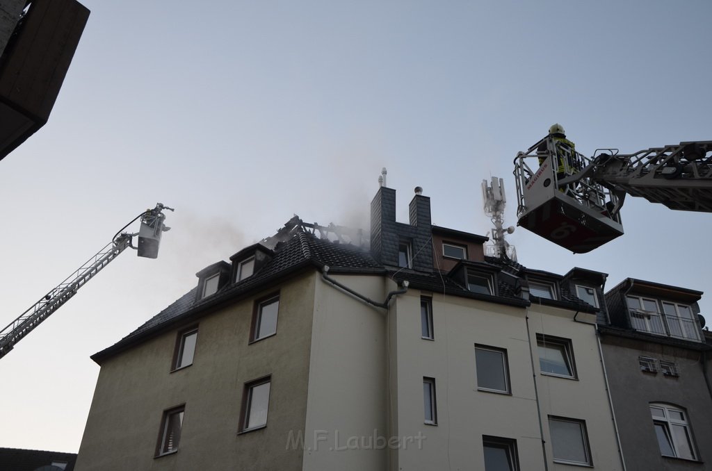 Feuer 3 Dachstuhl Koeln Buchforst Kalk Muelheimerstr P139.JPG